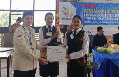 Juara 1 Lomba LKS Mata Lomba Restaurant Service